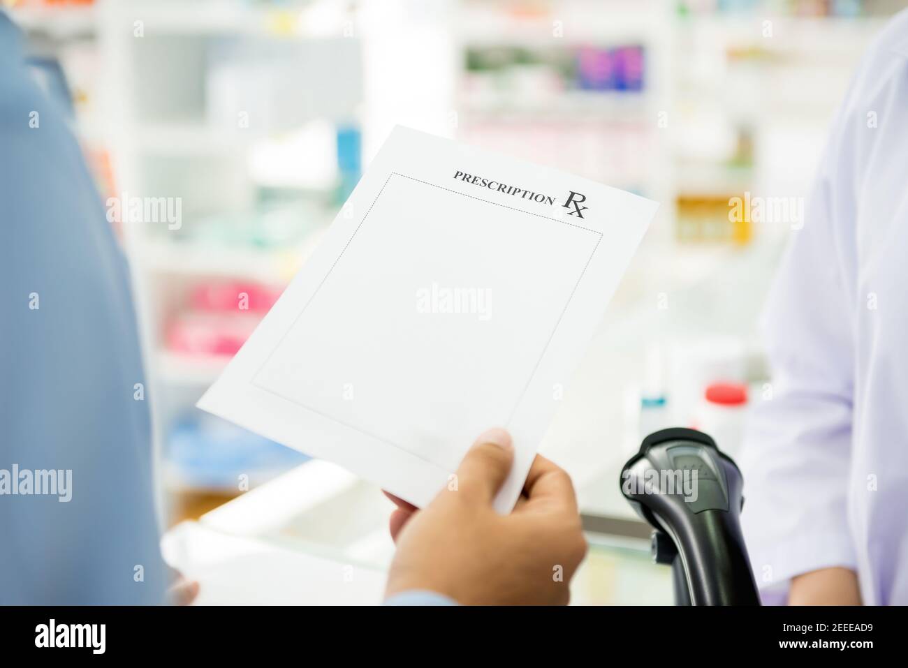 Patient gibt rx-Rezepturpapier an Apotheker in der Apotheke (Oder Drogerie) Stockfoto