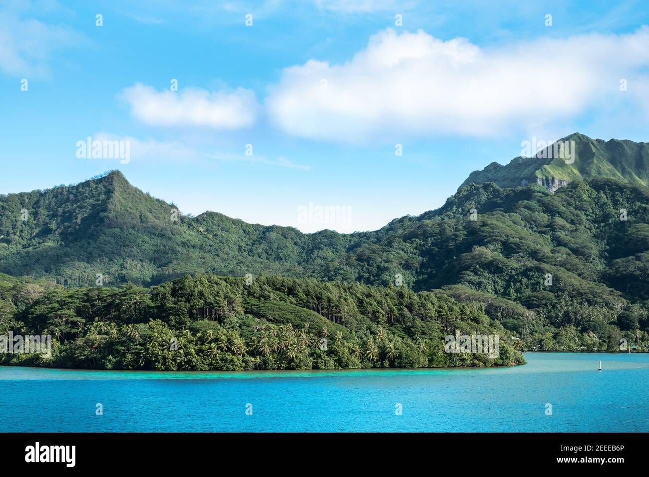 Schöne Berglandschaft mit Berg Turi auf Huahine Insel, Französisch Polynesien. Stockfoto