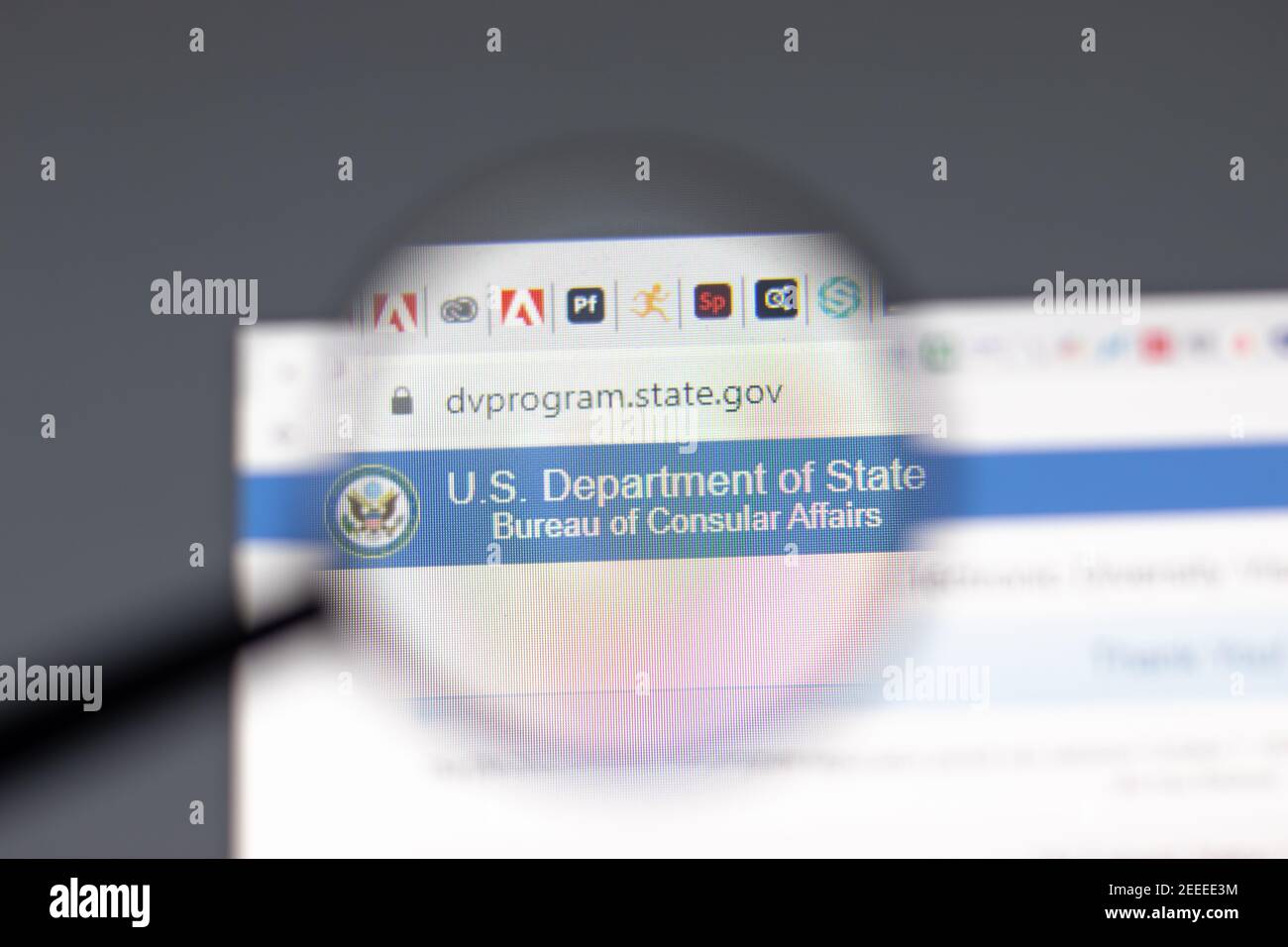 New York, USA - 15. Februar 2021: WEBSITE DES US Department of State Bureau of Consular Affairs im Browser mit Firmenlogo, illustrative Editorial Stockfoto