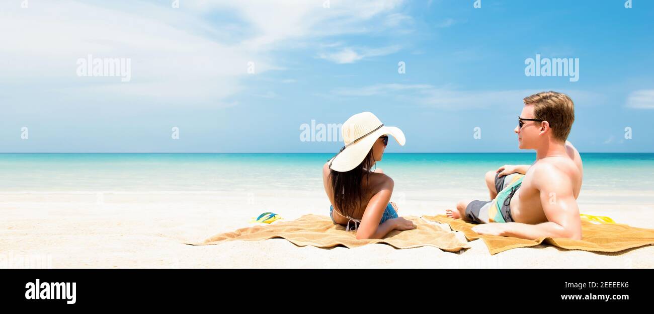 Pärchen liegen am weißen Sandstrand und entspannen sich und nehmen ein Sonnenbaden im Sommerurlaub - Panorama-Webbanner mit Kopie Platz Stockfoto Pärchen liegen am weißen Sandstrand und entspannen sich und nehmen ein Sonnenbaden im Sommerurlaub - Panorama-Webbanner mit Kopie Platz Stockfoto