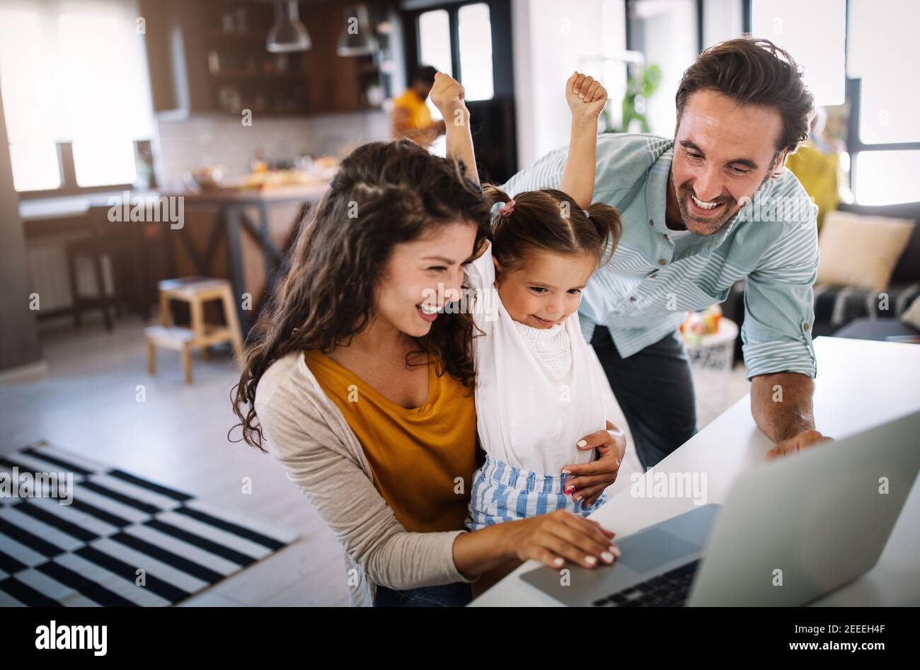 Familie, Kinder, Glück Technologie und Home Konzept. Glückliche Familie zusammen Stockfoto