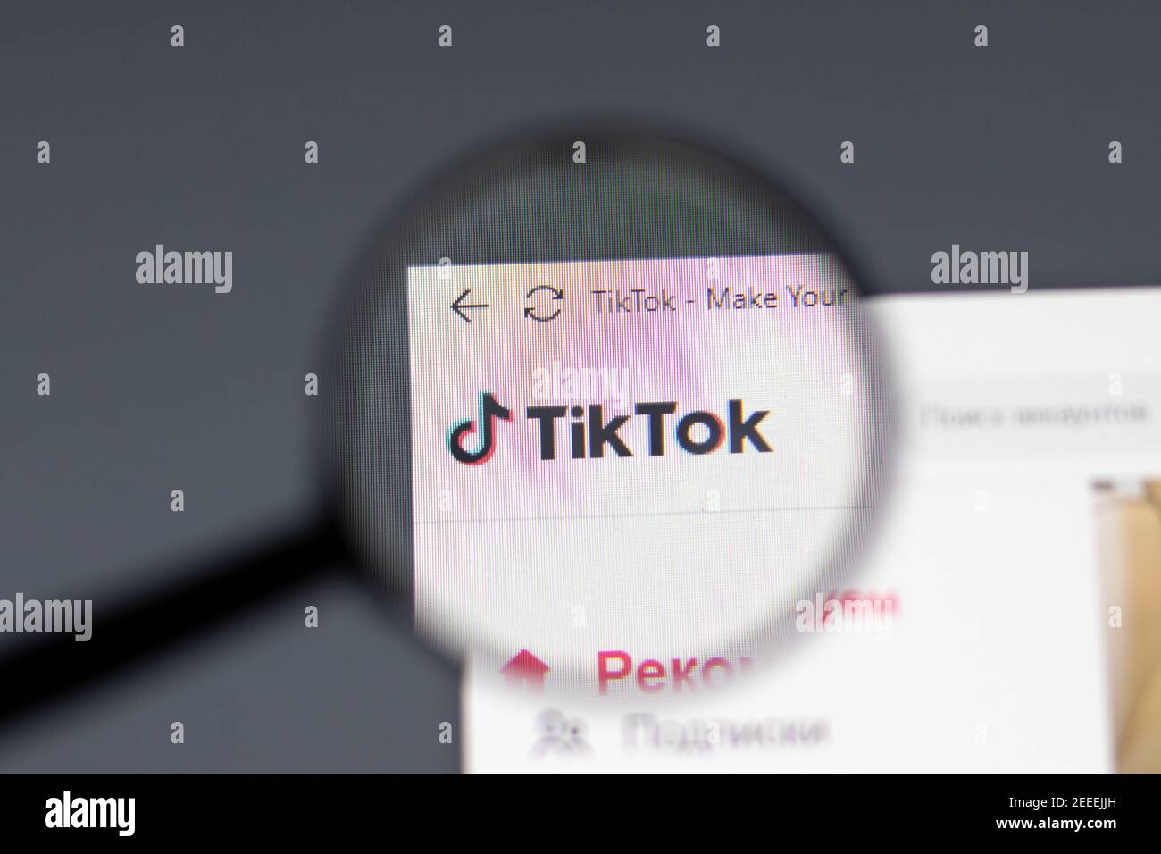 New York, USA - 15. Februar 2021: TikTok Website im Browser mit Firmenlogo, illustrative Editorial Stockfoto
