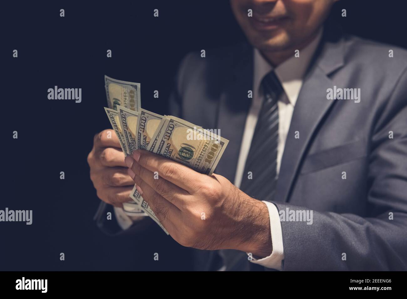 Geschäftsmann Geld zählen, US-Dollar-Währung, im Dunkeln - Venality und Korruption Konzepte Stockfoto