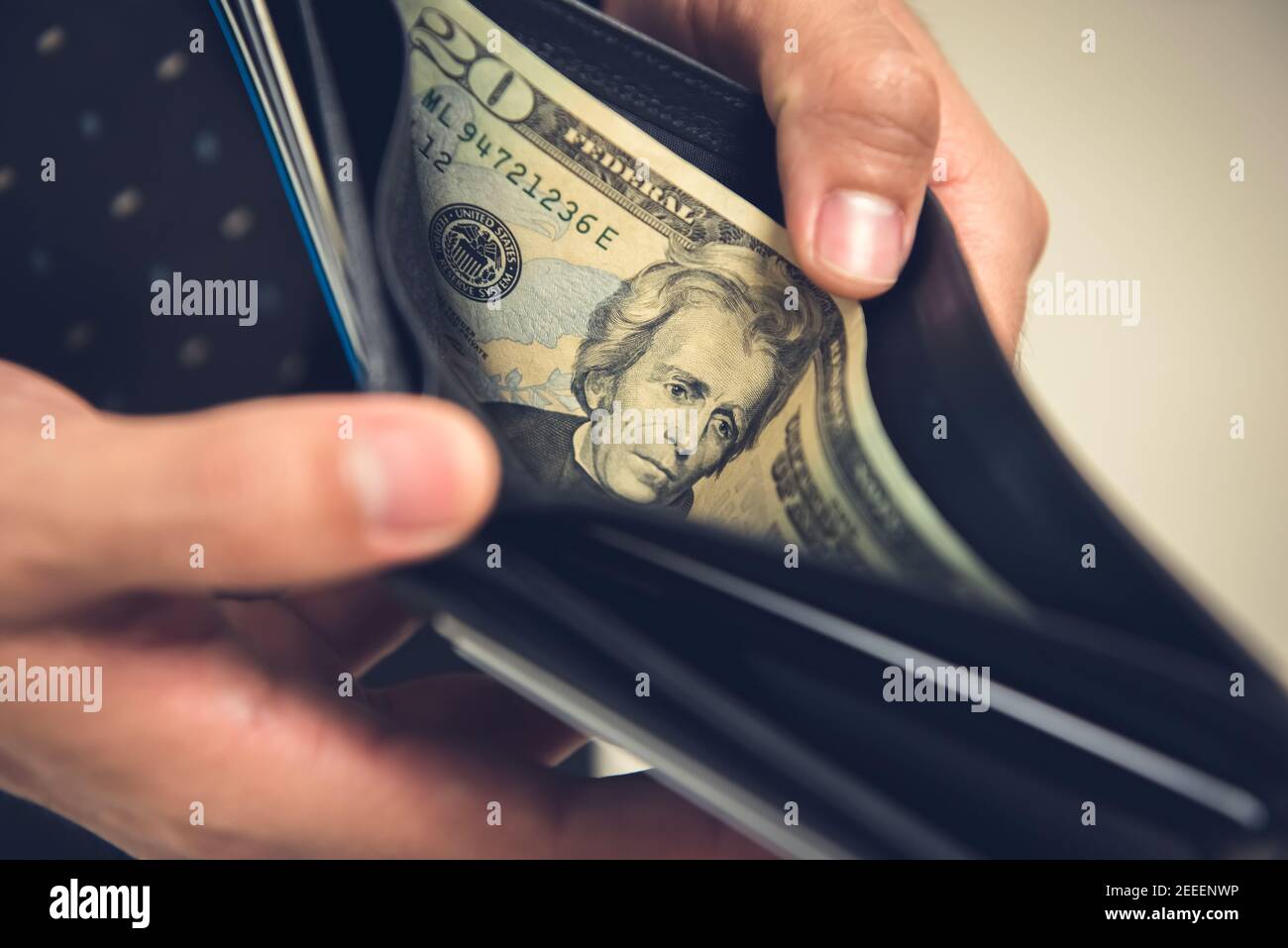 Ein Mann öffnet Brieftasche auf der Suche nach etwas Geld Stockfoto