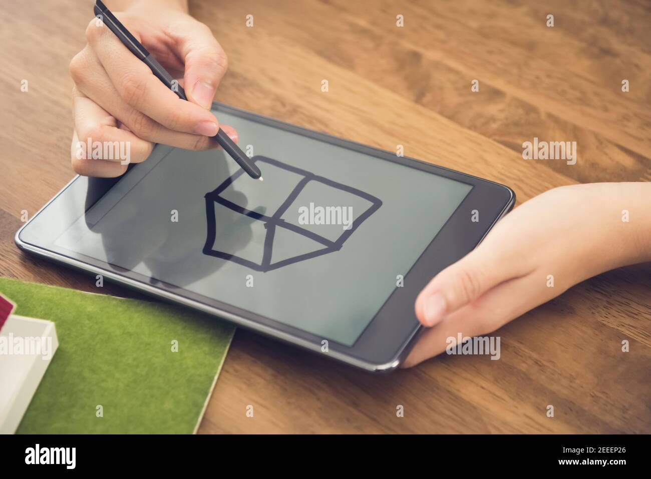 Hände der Frau mit Stylus Stift Zeichnung einfache Haus Bild Auf dem Bildschirm des digitalen Tablet-pcs Stockfoto
