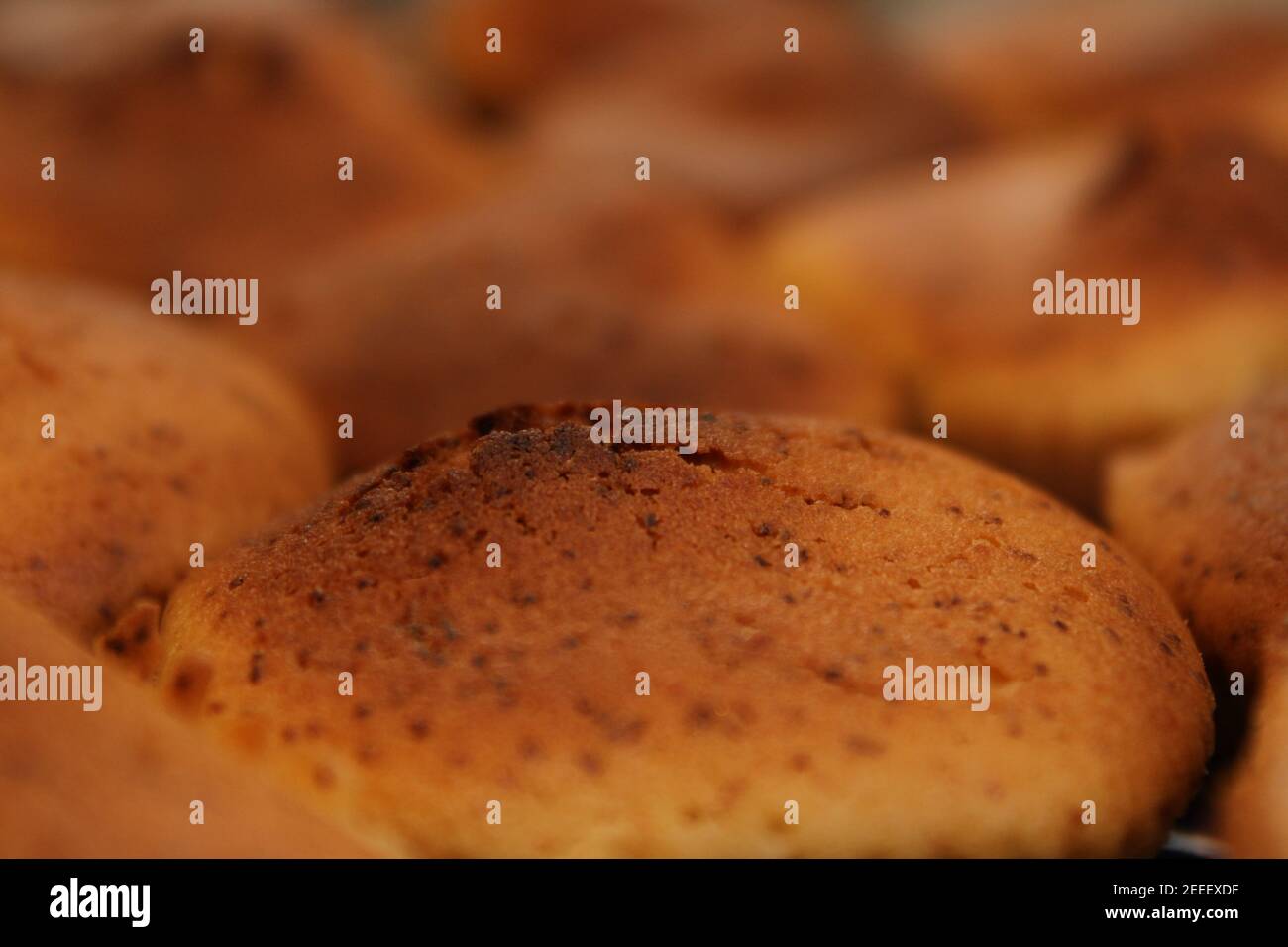 Muffins werden direkt aus dem Ofen dampfend aufgelegt Stockfoto
