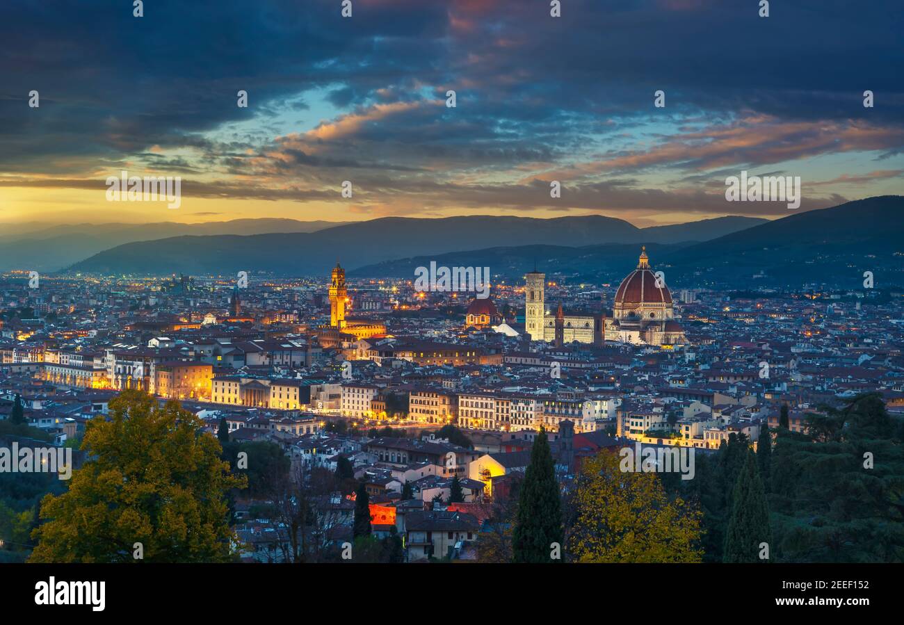 Florenz oder Florenz Sonnenuntergang Luftbild von Piazzale Michelangelo. Palazzo Vecchio und Duomo. Toskana, Italien Stockfoto