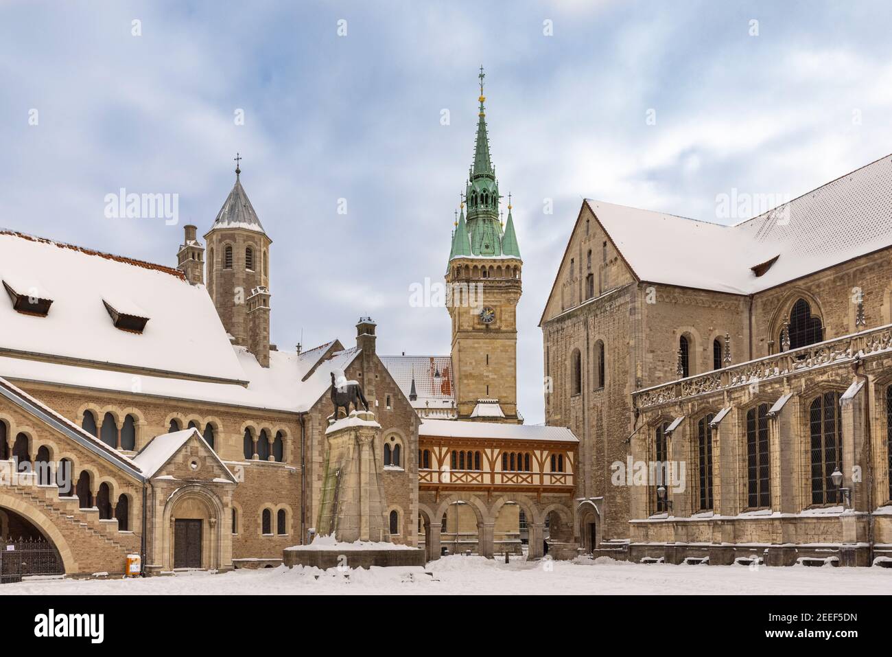 Historische Gebäude mit Schnee bedeckt nach seltenen Schneesturm in Braunschweig, Deutschland. Stockfoto