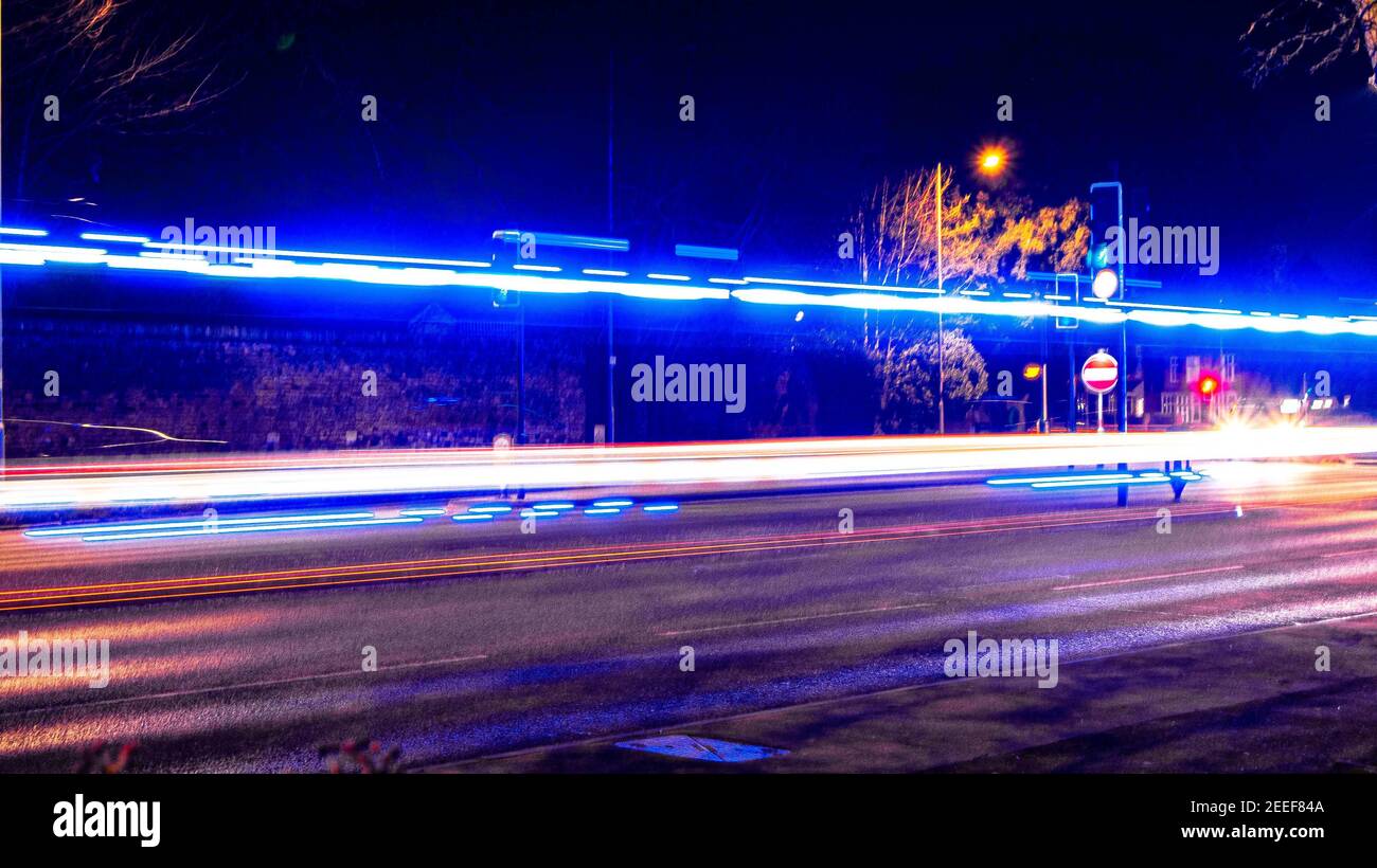 Lichtspuren mit langer Belichtung Stockfoto