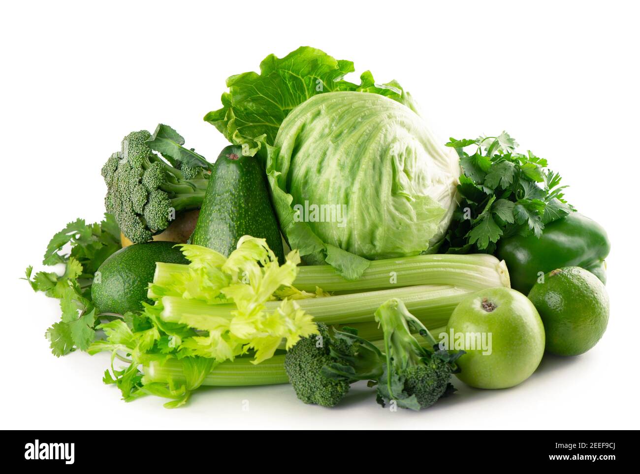 Grünes Obst und Gemüse auf weißem Hintergrund Stockfoto