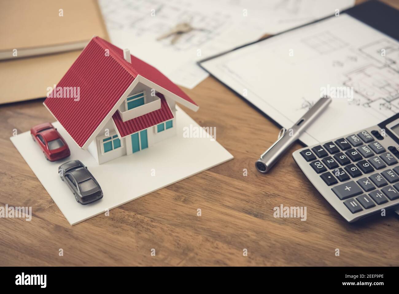Hausmodell, Baupläne und Rechner auf Holztisch - Immobilien- und Immobilienkonzept Stockfoto