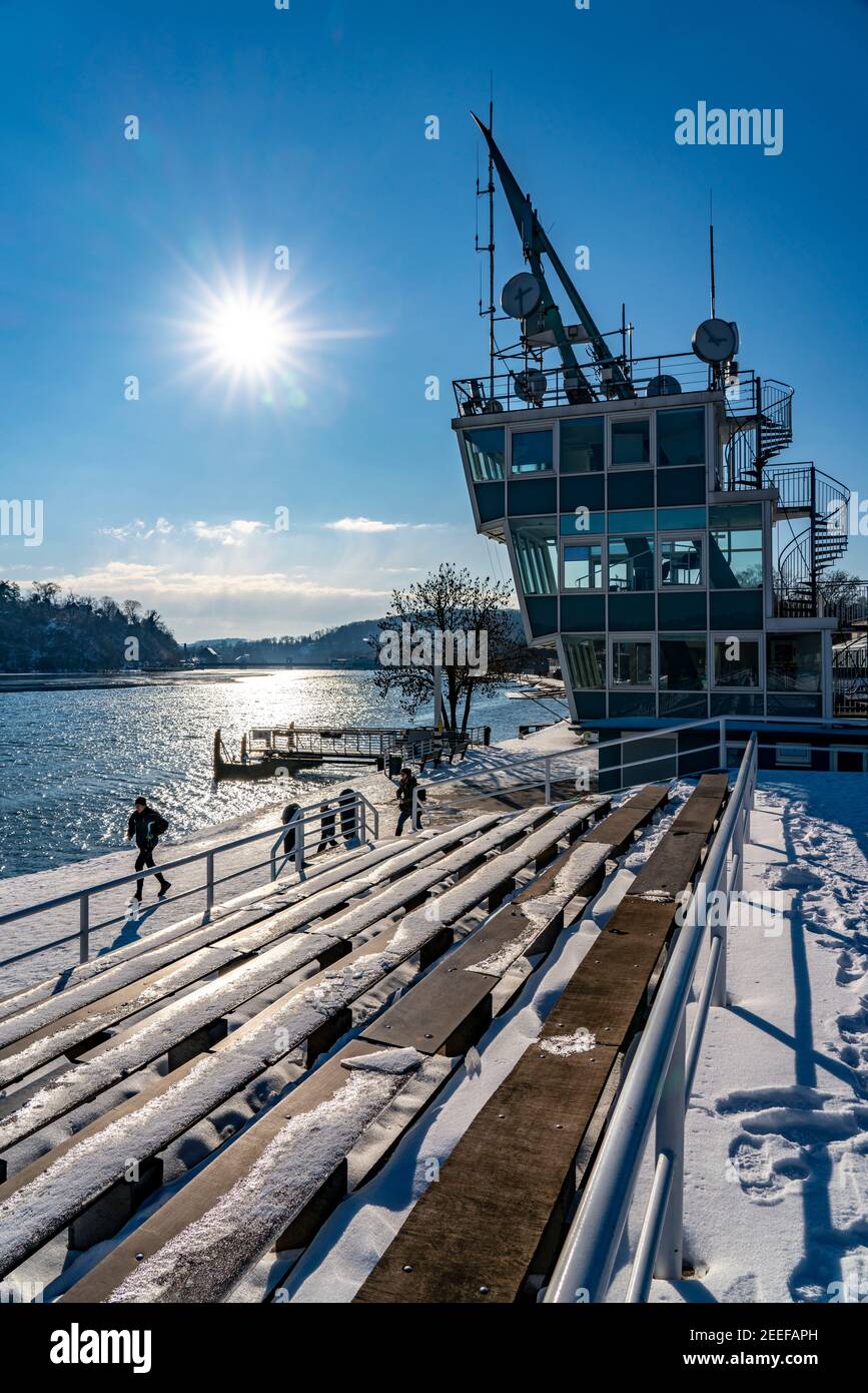 Winter im Ruhrgebiet, Baldeneysee, schneebedeckter, teilweise gefrorener See, Regatta-Turm, Tribüne, Essen, NRW, Deutschland, Stockfoto