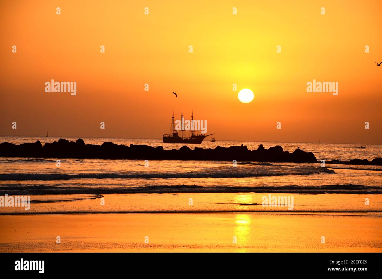Schiff bei Sonnenuntergang am strand von agadir, marokko Stockfoto