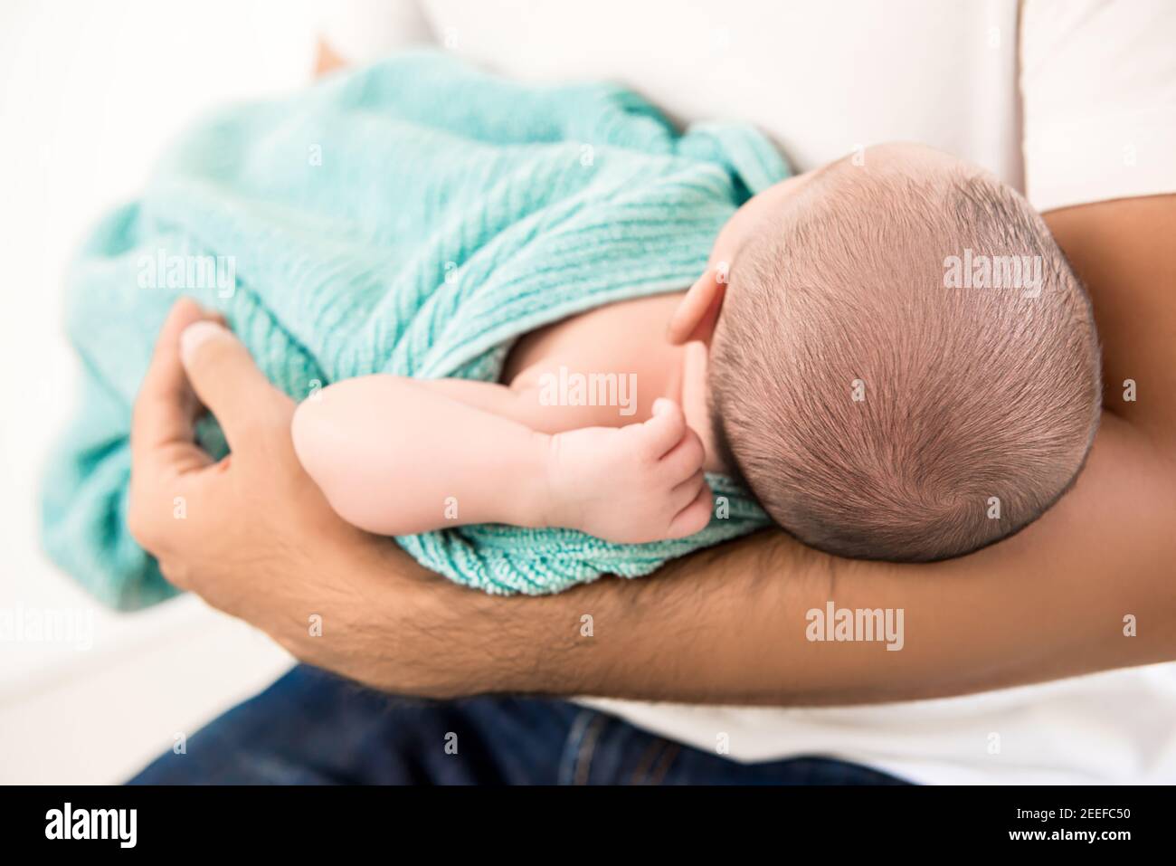 Neugeborenes kleines Baby in den Armen des Vaters Stockfoto