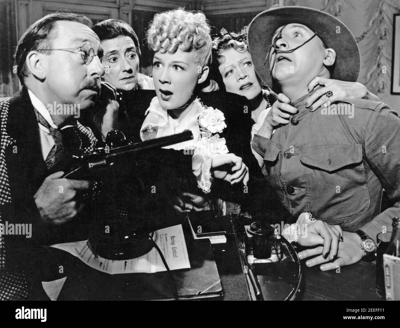 DAS WUNDER VON MORGAN'S CREEK 1943 Paramount Pictures Film mit Betty Hutton und Eddie Bracken auf der rechten Seite Stockfoto