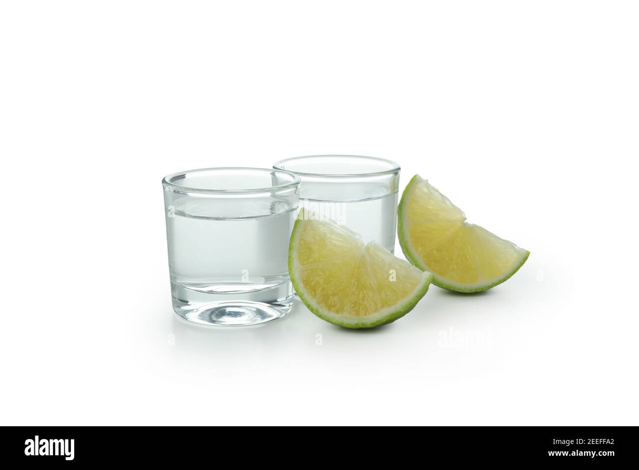 Aufnahmen von Wodka und Limettenscheiben isoliert auf weißem Hintergrund Stockfoto