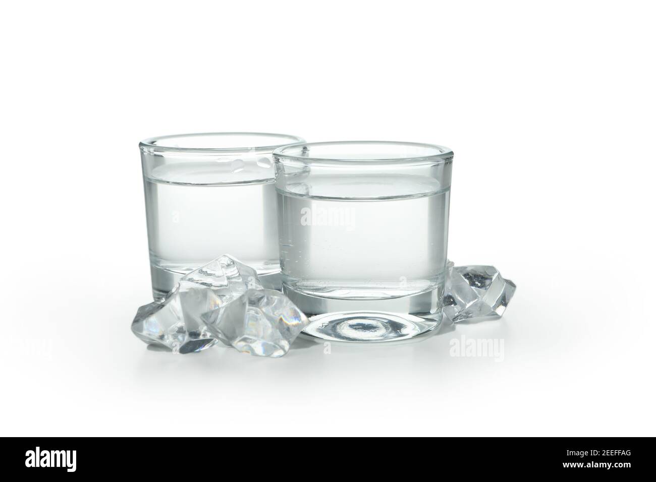Zwei Schüsse Wodka und Eiswürfel isoliert auf weiß Hintergrund Stockfoto