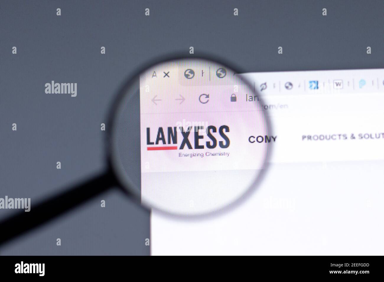 New York, USA - 15. Februar 2021: LANXESS Website im Browser mit Firmenlogo, illustrative Editorial Stockfoto
