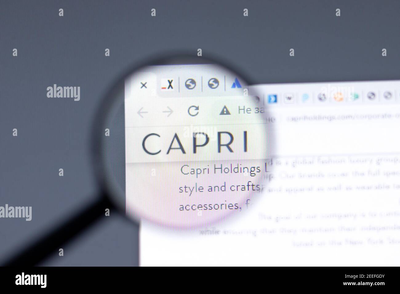 New York, USA - 15. Februar 2021: Capri Holdings Website im Browser mit Firmenlogo, illustrative Editorial Stockfoto