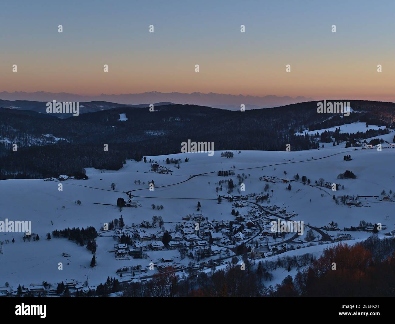 Atemberaubende Luftaufnahme nach Sonnenuntergang vom Aussichtsturm Eugen-Keidel-Turm auf dem Schauinsland Gipfel über den Süden des Schwarzwaldes mit kleinem Dorf. Stockfoto