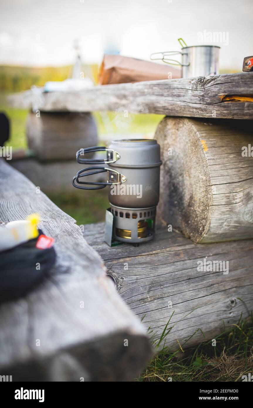 Wisła, POLEN - Mär 26, 2019: Vertikalaufnahme ein Ofen im Wald - buschcraft-Feeling, Stimmung Stockfoto