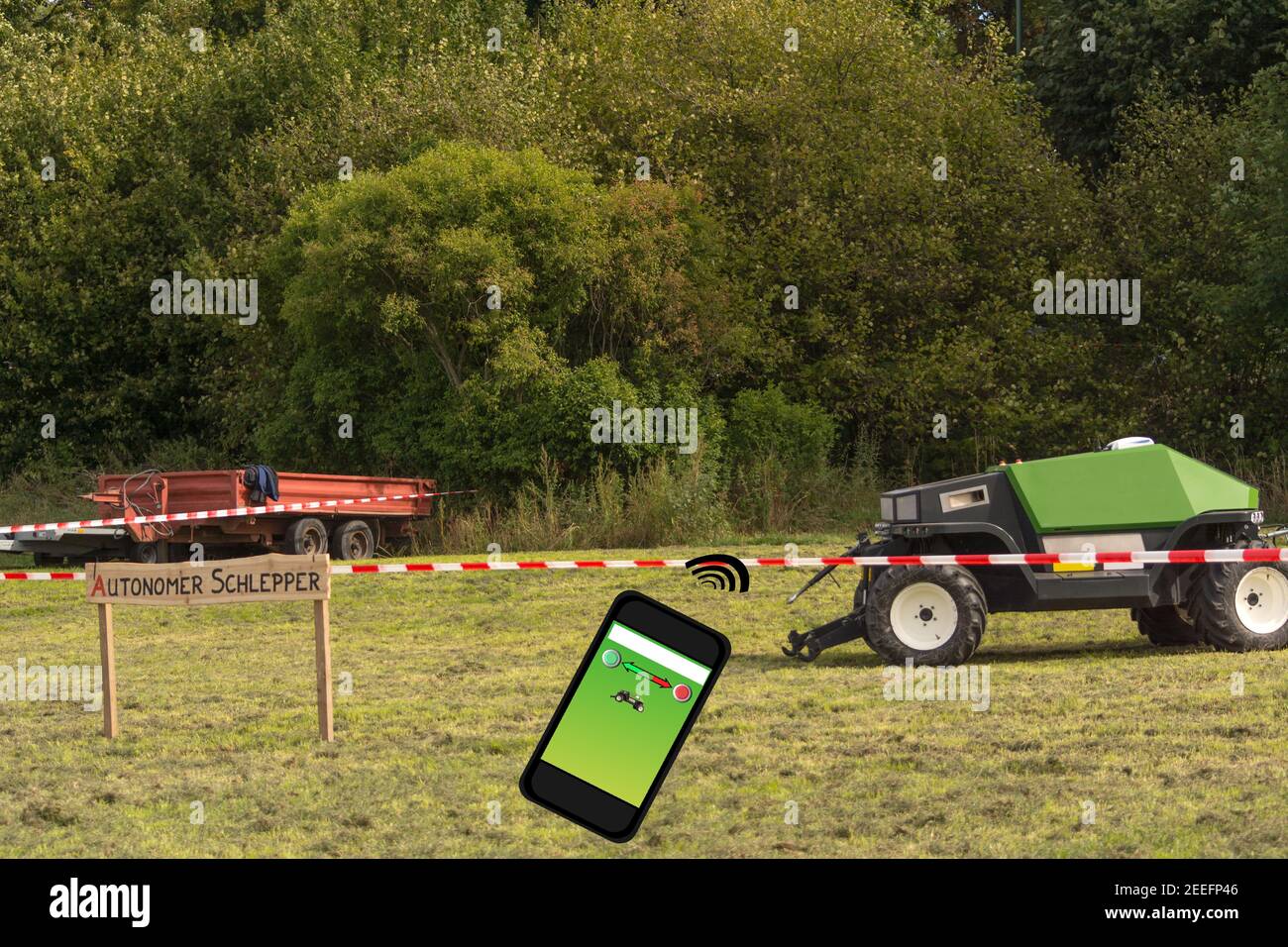 Autonomer Traktor auf dem Feld. Holzschild mit Inschrift in deutschen autonomen Traktor. Smart Farming und digitale Transformation in der Landwirtschaft. Stockfoto