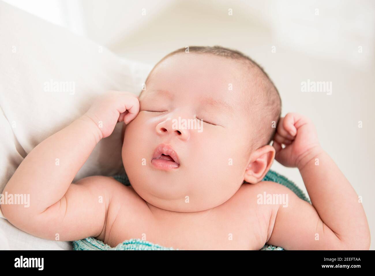 Liebenswert kleines neugeborenes Baby schlafen in den Armen der Mutter Stockfoto