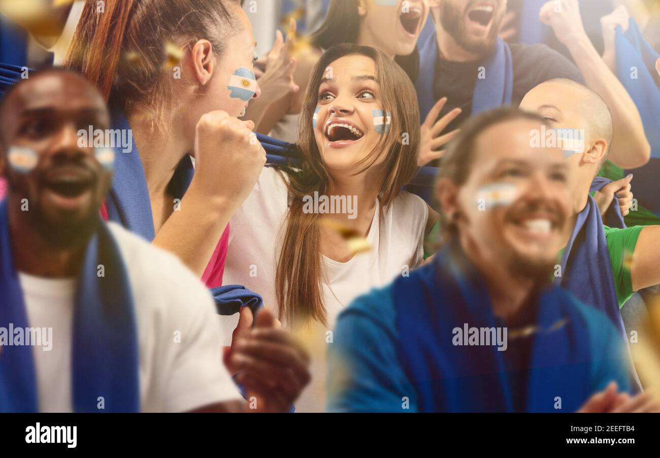 Argentinischer Fußball, Fußballfans jubeln ihr Team mit blauen Schals im Stadion an. Begeisterte Fans jubeln ein Tor und unterstützen Lieblingsspieler. Konzept von Sport, menschliche Emotionen, Unterhaltung. Stockfoto