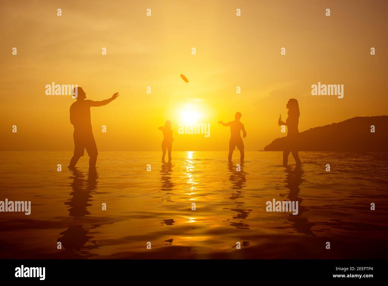 Silhouette von Menschen am Strand spielen im Sommer Sonnenuntergang Stockfoto