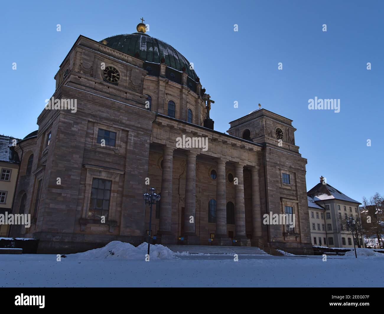 Vorderansicht des berühmten St. Blaise Doms von St. Blasien, Deutschland, Teil des Benediktinerklosters, in der Wintersaison im Schwarzwald. Stockfoto