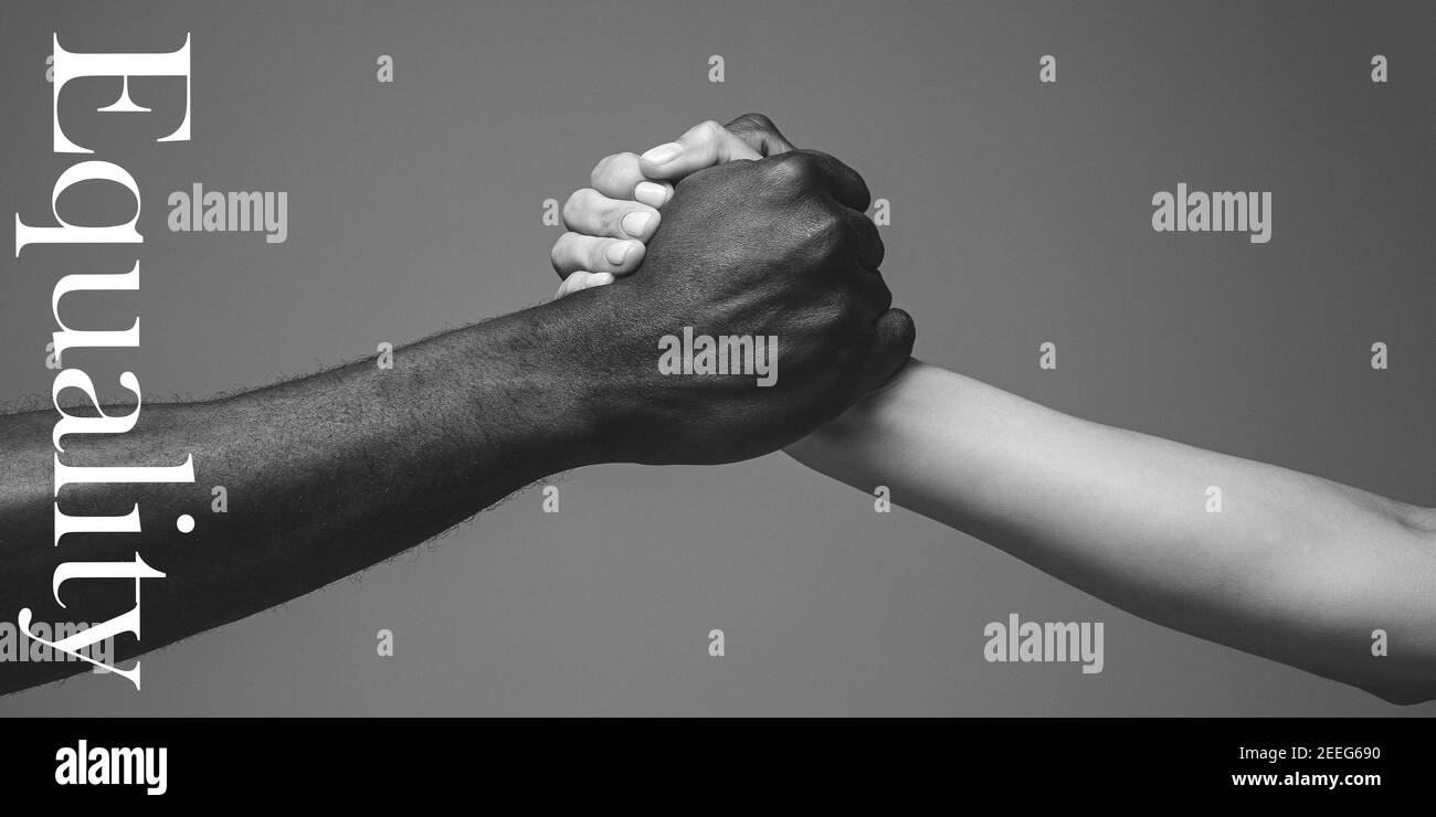 Unterstützung. Afrikanische und kaukasische Hände gestikulieren auf grauem Studiohintergrund. Toleranz und Gleichheit, Einheit, Unterstützung, freundlicherweise Koexistenz zusammen Konzept. Weltweite multirassische Gemeinschaft. Flyer. Stockfoto