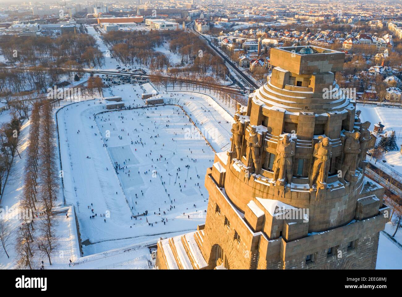 13. Februar 2021, Sachsen, Leipzig: Leipzigers Schlittschuh über das Eis auf dem See der tausend Tränen vor dem Völkerschlachtdenkmal. Nach frostfreien Tagen laden zumindest die flachen Teiche zum Schlittschuhlaufen ein. (Luftaufnahme mit Drohne) Foto: Jan Woitas/dpa-Zentralbild/ZB Stockfoto