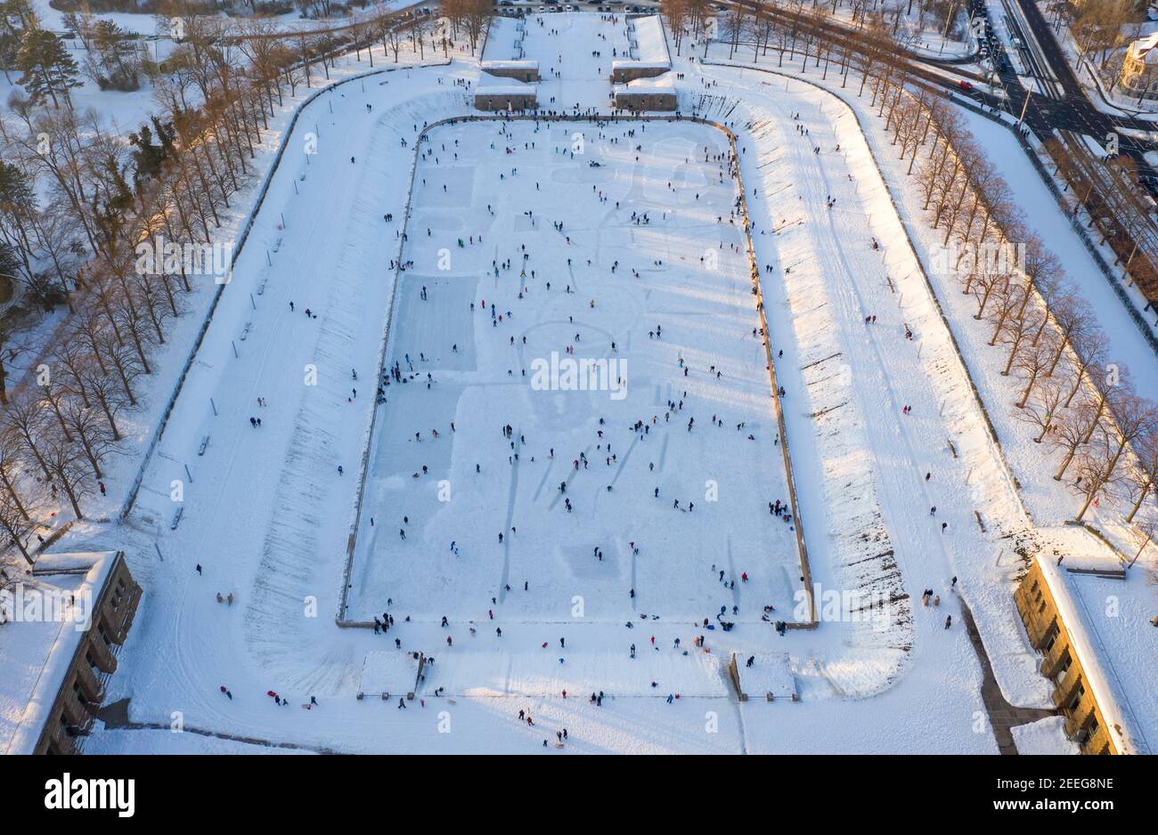 13. Februar 2021, Sachsen, Leipzig: Leipzigers Schlittschuh über das Eis auf dem See der tausend Tränen vor dem Völkerschlachtdenkmal. Nach frostfreien Tagen laden zumindest die flachen Teiche zum Schlittschuhlaufen ein. (Luftaufnahme mit Drohne) Foto: Jan Woitas/dpa-Zentralbild/ZB Stockfoto