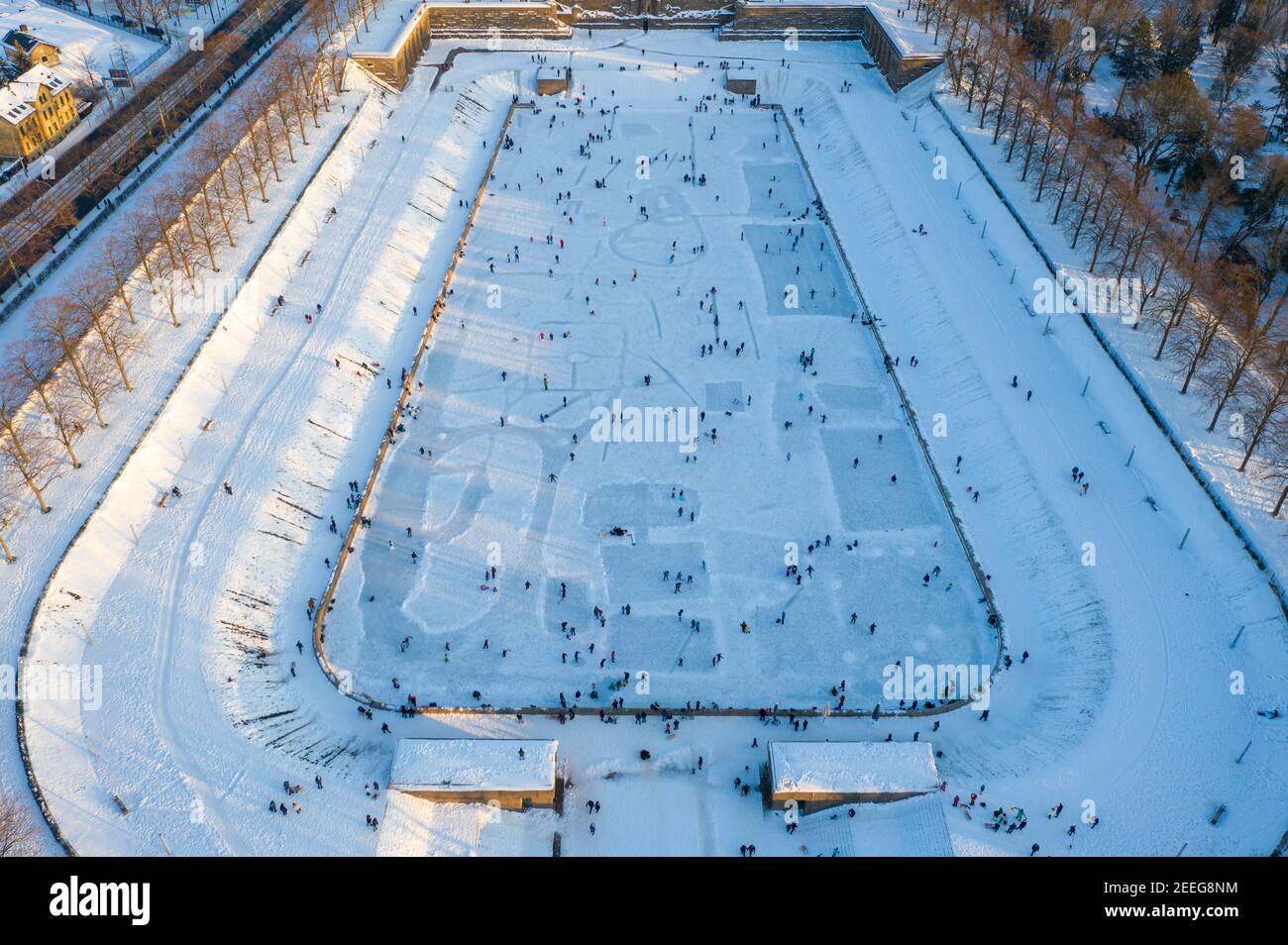 13. Februar 2021, Sachsen, Leipzig: Leipzigers Schlittschuh über das Eis auf dem See der tausend Tränen vor dem Völkerschlachtdenkmal. Nach frostfreien Tagen laden zumindest die flachen Teiche zum Schlittschuhlaufen ein. (Luftaufnahme mit Drohne) Foto: Jan Woitas/dpa-Zentralbild/ZB Stockfoto