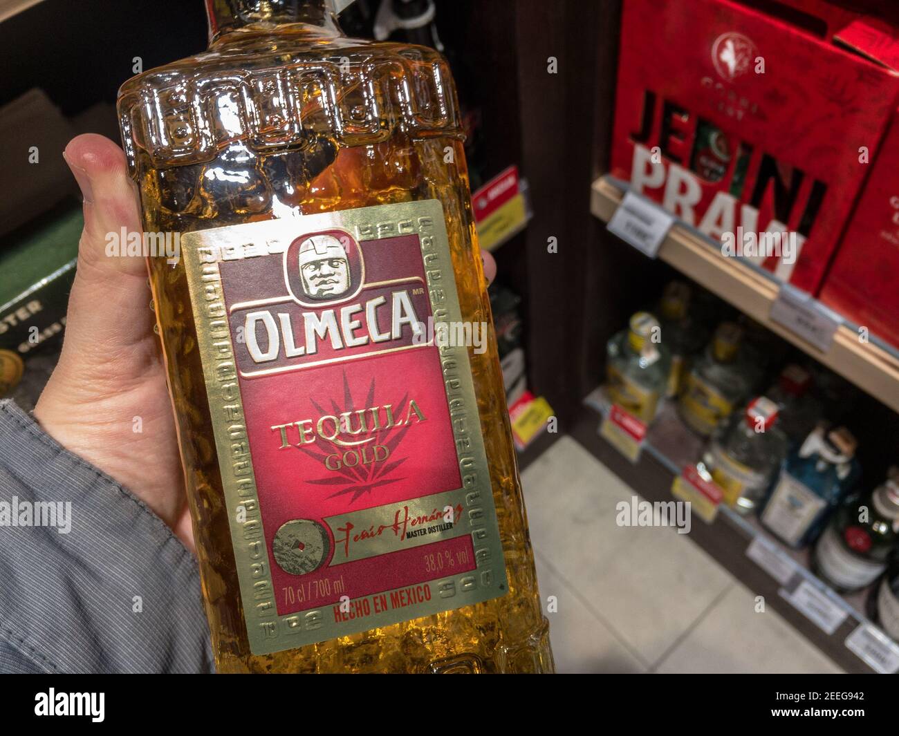 BELGRAD, SERBIEN - 8. FEBRUAR 2021: Tequila Olmeca Logo auf einer ihrer Flaschen. Olmeca ist eine mexikanische Marke von Tequila und andere mexiko Alkohole Teil Stockfoto