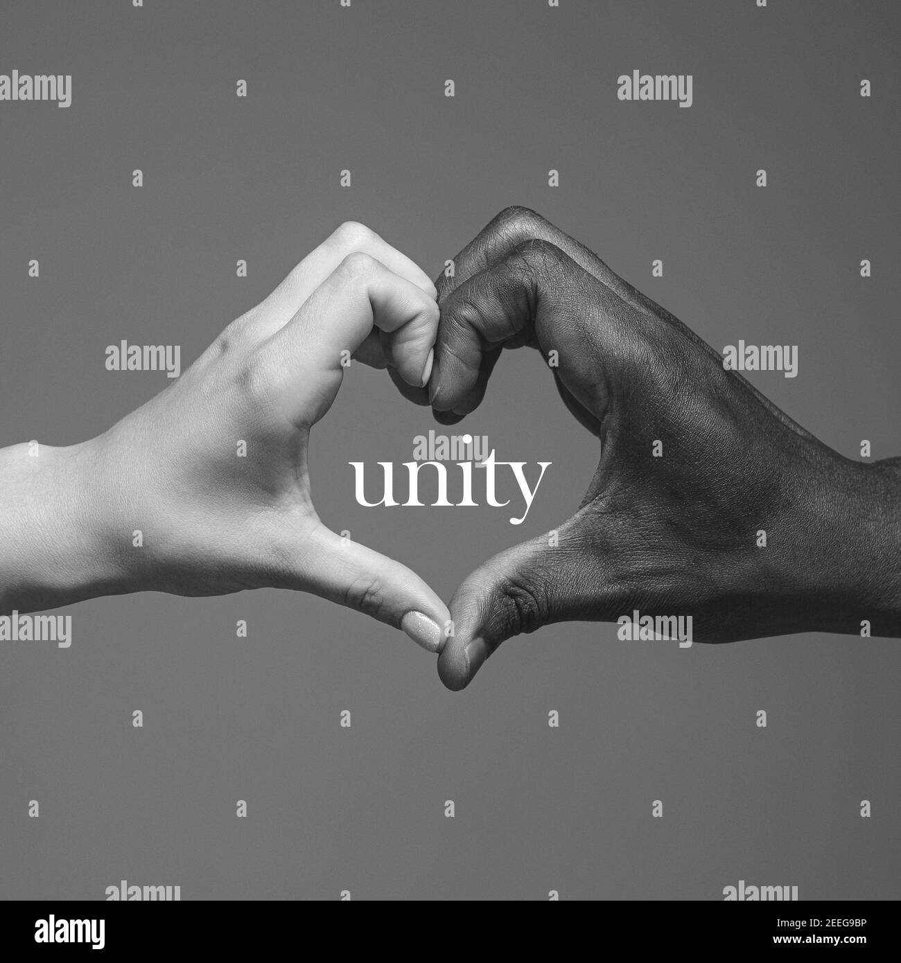 Herzform. Afrikanische und kaukasische Hände gestikulieren auf grauem Studiohintergrund. Toleranz und Gleichheit, Einheit, Unterstützung, freundlicherweise Koexistenz zusammen Konzept. Weltweite multirassische Gemeinschaft. Stockfoto