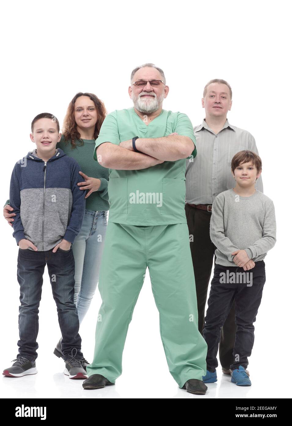 Glückliche Familie und ihr Hausarzt stehen zusammen. Stockfoto