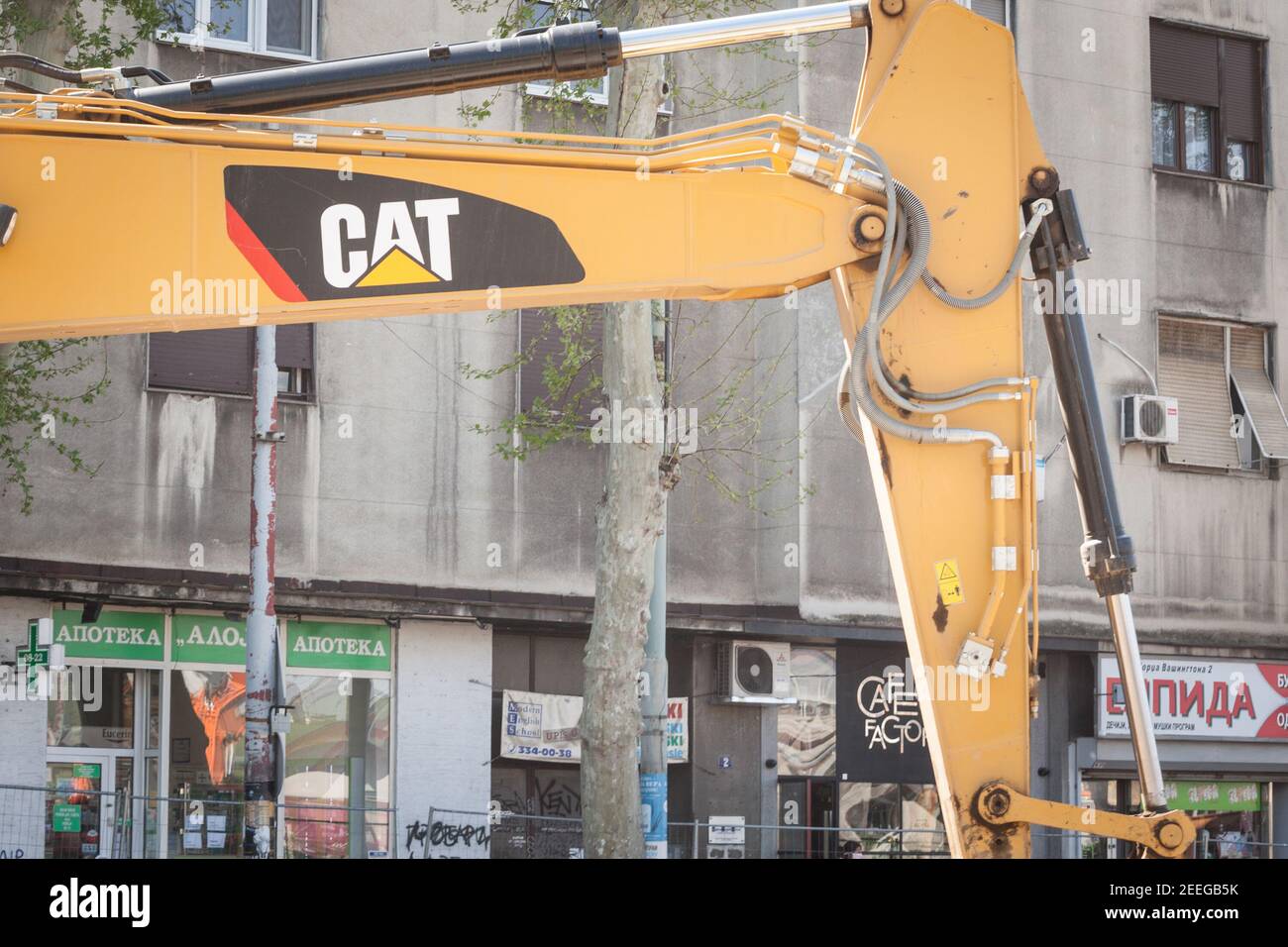 BELGRAD, SERBIEN - 23. APRIL 2020: Caterpillar-Logo auf einem ihrer Maschinenmotoren, einem Bagger, auf einer Baustelle in Belgrad. Caterpillar, o Stockfoto