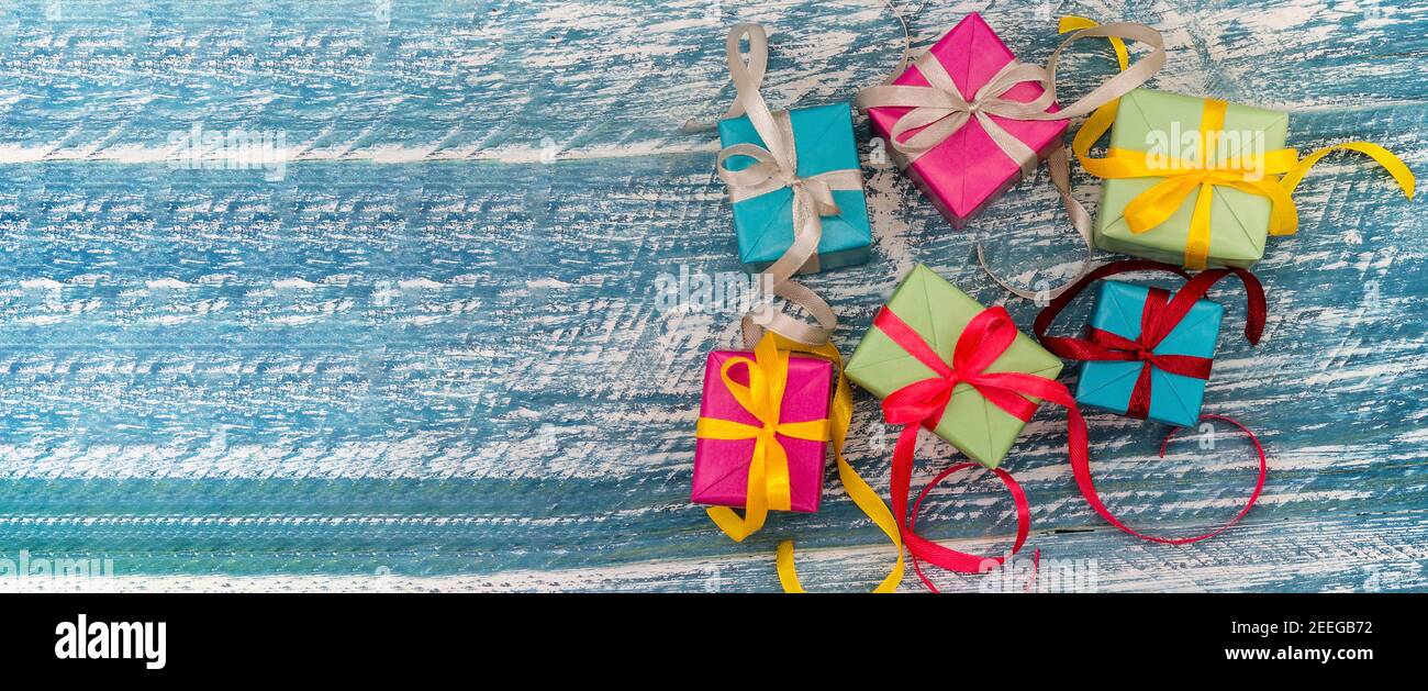 Geschenkboxen mit Origami-Bändern. Blauer türkisfarbener Hintergrund. Fünf Geschenke. Stockfoto