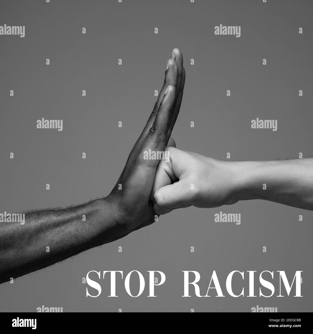 Stoppen Sie Rassismus. Afrikanische und kaukasische Hände gestikulieren auf grauem Studiohintergrund. Toleranz und Gleichheit, Einheit, Unterstützung, freundlicherweise Koexistenz zusammen Konzept. Weltweite multirassische Gemeinschaft. Stockfoto