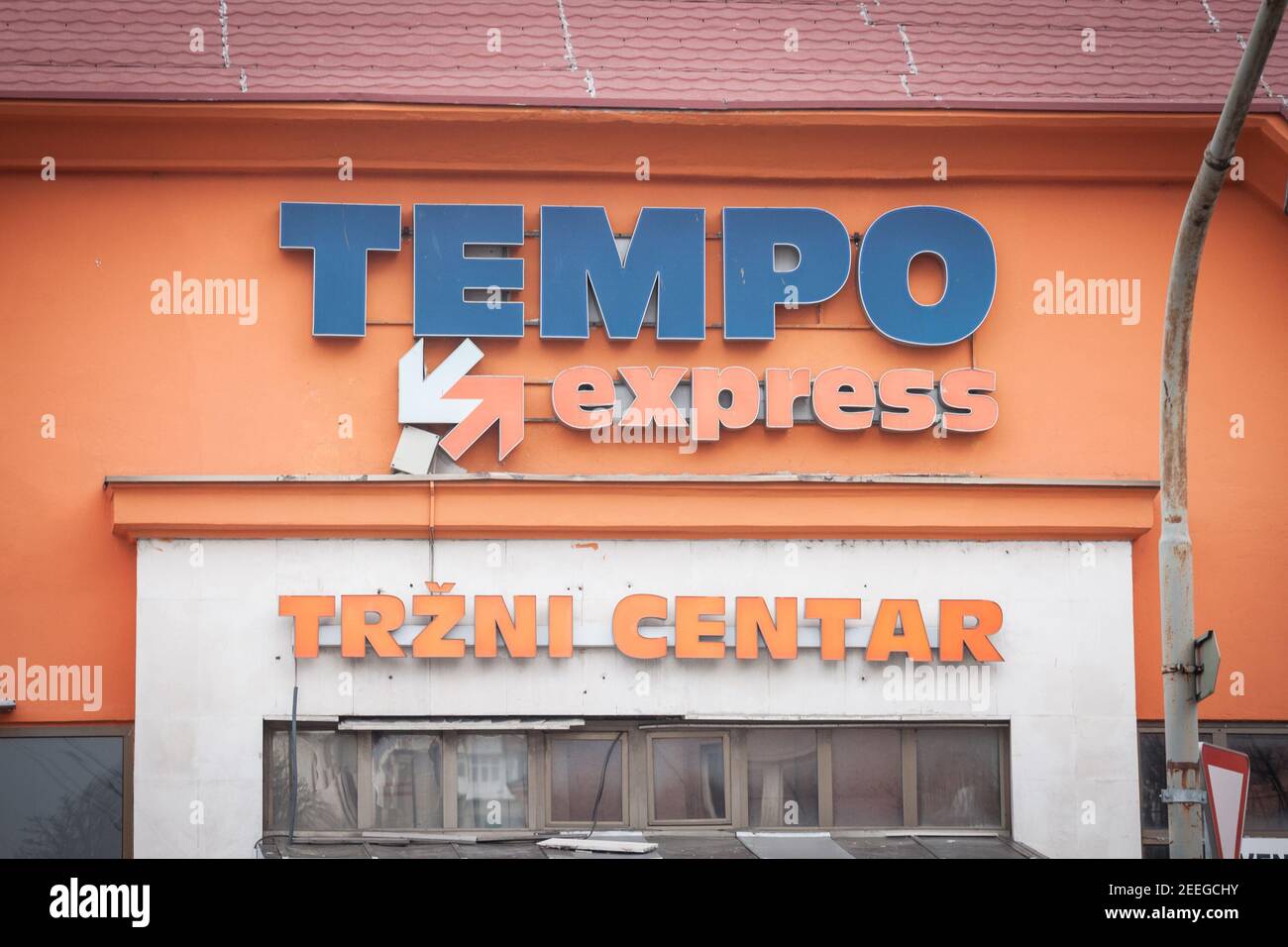 PANCEVO, SERBIEN - 9. JANUAR 2021: Logo von Tempo Centar auf ihrem Supermarkt für Pancevo. Tempo ist eine Einzelhandelsmarke von Supermärkten aus serbien speciali Stockfoto