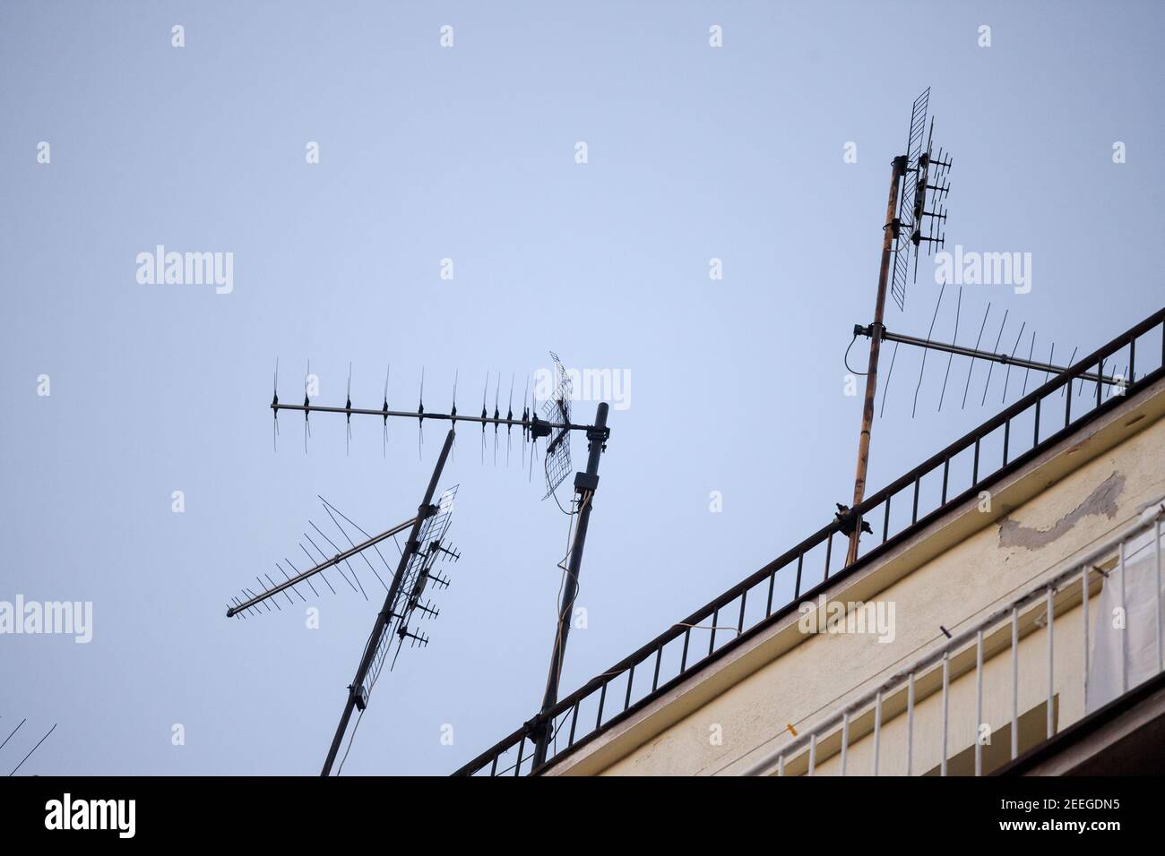 Fernsehantennen, UKW- und UHF-Frequenzen, auf dem Dach eines europäischen Daches. VHF und UHF sind zwei der wichtigsten TV-Übertragungs- und Empfangssysteme. Stockfoto