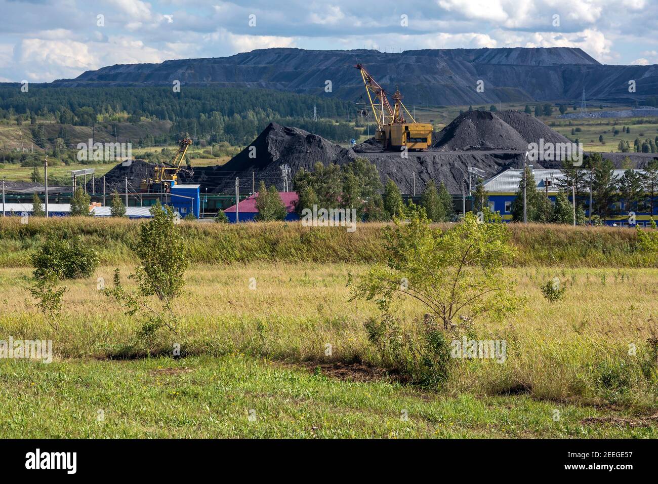 Verladung von Kohle in Eisenbahnwaggons bei einem Kohlebergwerk, Kemerowo Region-Kusbass Stockfoto