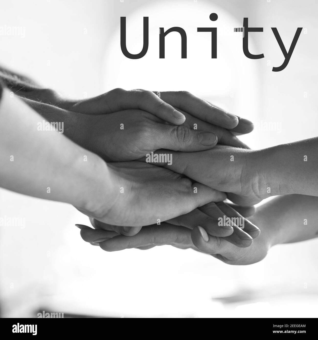 Helfende Hände. Afrikanische und kaukasische Hände gestikulieren auf grauem Studiohintergrund. Toleranz und Gleichheit, Einheit, Unterstützung, freundlicherweise Koexistenz zusammen Konzept. Weltweite multirassische Gemeinschaft. Stockfoto