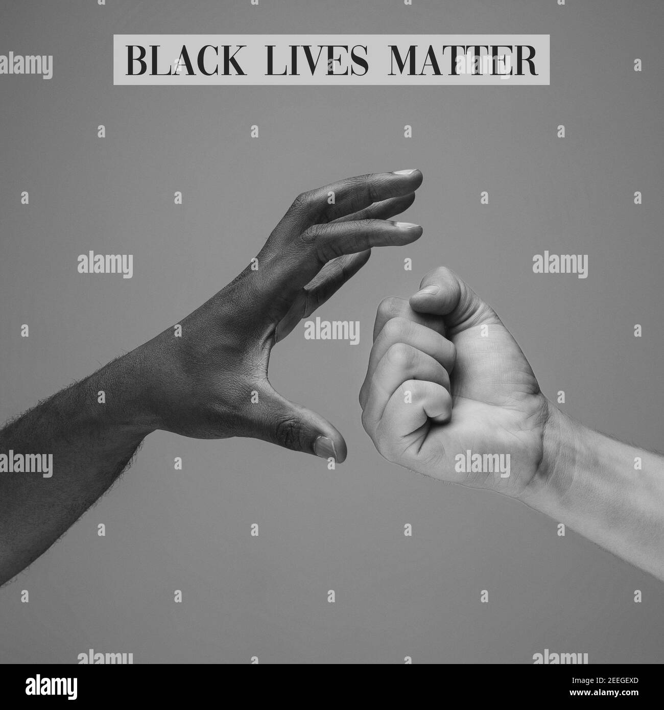 Schwarze Leben sind wichtig. Afrikanische und kaukasische Hände gestikulieren auf grauem Studiohintergrund. Toleranz und Gleichheit, Einheit, Unterstützung, freundlicherweise Koexistenz zusammen Konzept. Weltweite multirassische Gemeinschaft. Stockfoto