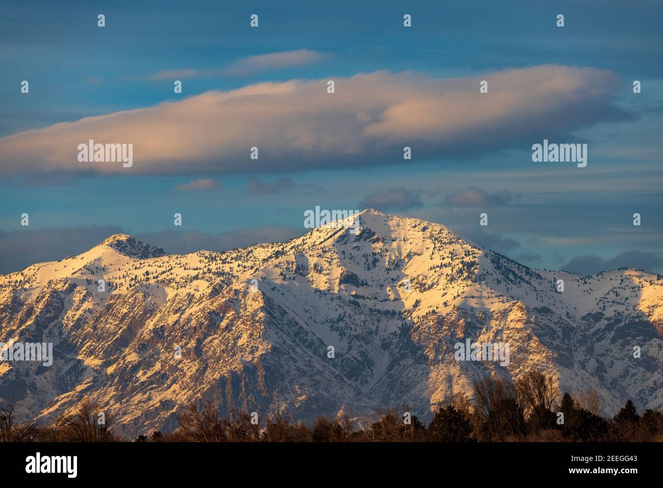 Dies ist ein Blick am späten Nachmittag auf den schneebedeckten Mount Ben Lomond der Wasatch Range, am nördlichen Ende von Ogden, Weber County, Utah, USA. Stockfoto