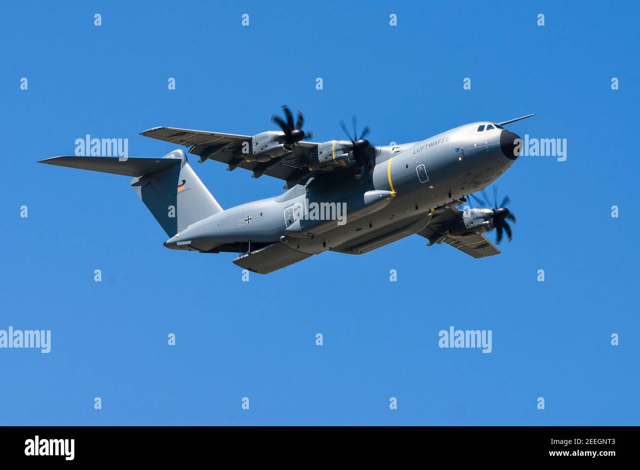 07,06.2018, Wunstdorf, Niedersachsen, ein Airbus A400M 'Atlas' im Flug, aufgenommen am Spotterday auf Air Transport Wing 62. Der Airbus A400M ersetzt seit 2013 Transportflugzeuge aus sieben NATO-Ländern. In der deutschen Luftwaffe soll der A400M die alte Transall C-160 vom 1960s ersetzen. Mit einer höheren Nutzlast, Reichweite und Geschwindigkeit sollte der A400M die gleichen Fähigkeiten haben und auch als Tankflugzeug eingesetzt werden können. Die ersten A400M wurden Ende 2014 nach Deutschland geliefert, das letzte von 53 Stück soll 2026 stattfinden. Weltweite Nutzung Stockfoto