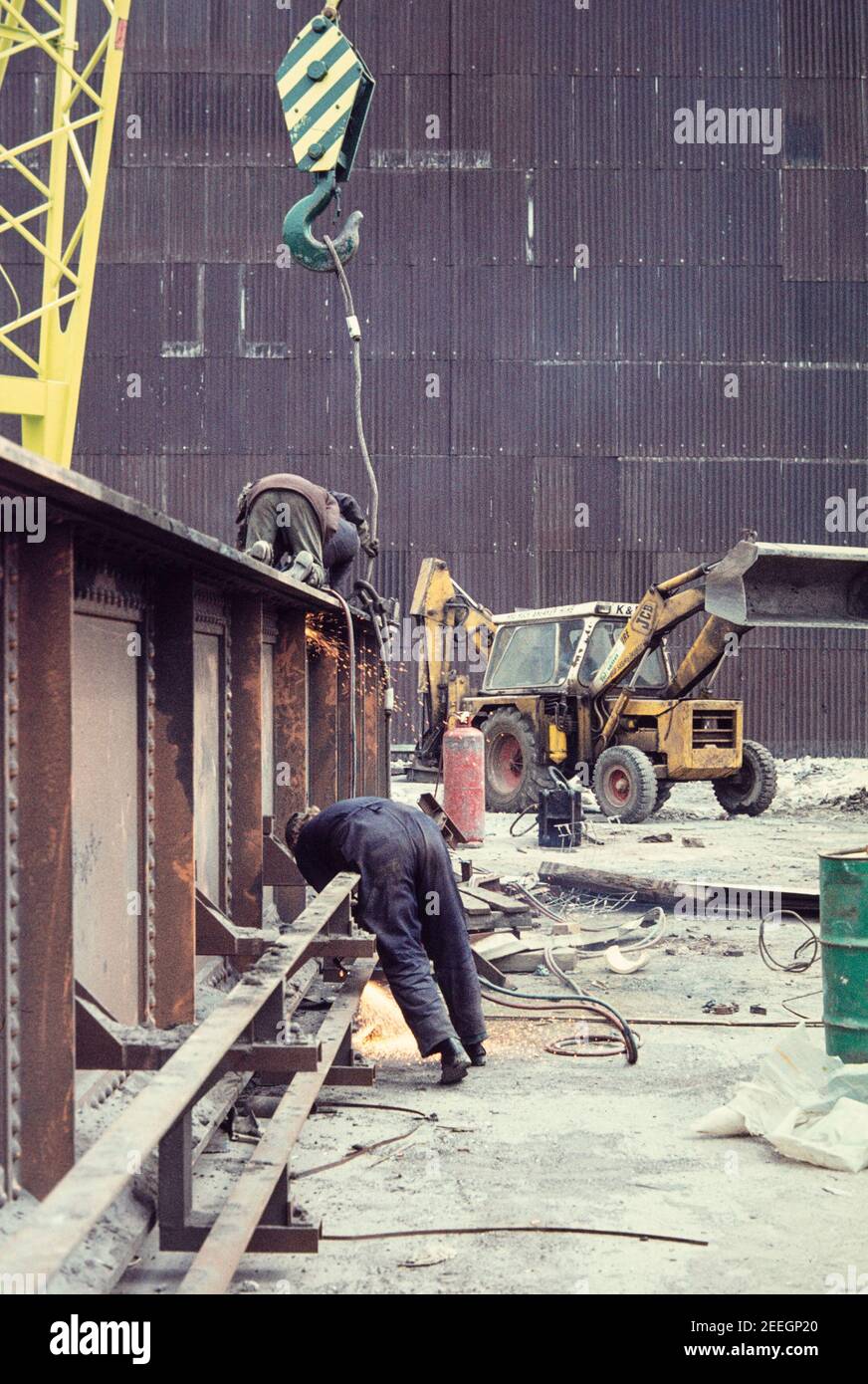1977 Stocksbridge Sheffield - Mann, der an Stahlbauabfällen arbeitet Aus einem Stahlofen Stocksbridge Steel Works British Steel Corporation Oder Fox's Stocksbridge Sheffield England GB UK Europe Stockfoto