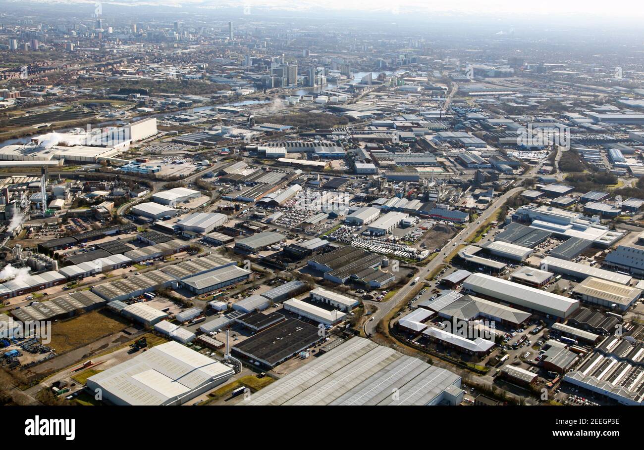 Luftaufnahme aus dem Westen mit Blick auf Trafford Park Industrial Anwesen, von wo aus Guinness Road & Ashburton Road W beitreten Stockfoto