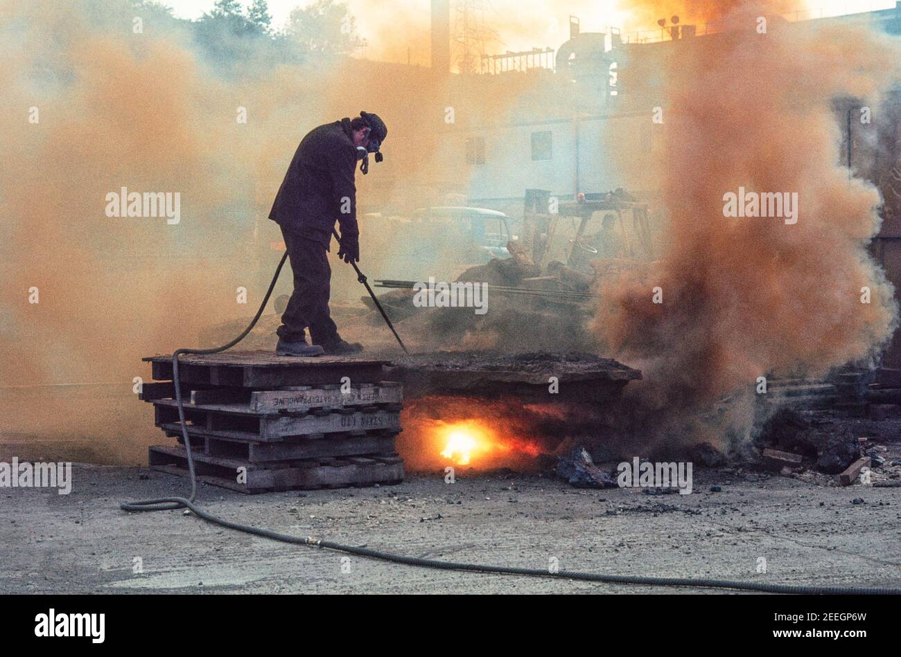 1977 Stocksbridge Sheffield - man mit einer thermischen Lanze Schlackenabfälle aus einem Stahlofen bei Fox's, Stocksbridge Steel Works Stocksbridge Sheffield England GB UK Europa aufschneiden Stockfoto